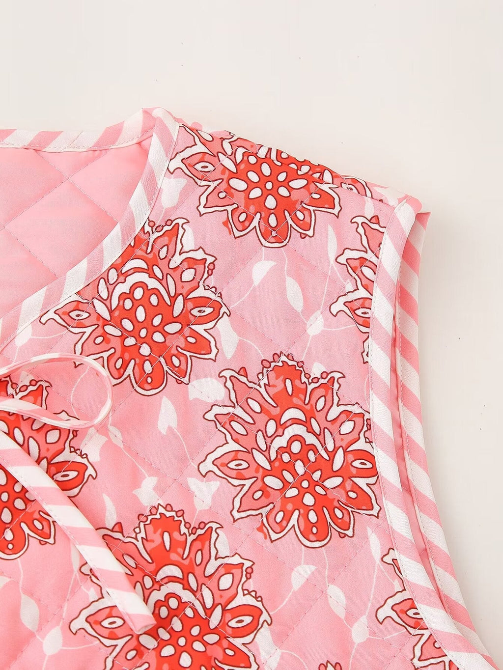 Jeansweste mit Blumenmuster, V-Ausschnitt und Bindedetails