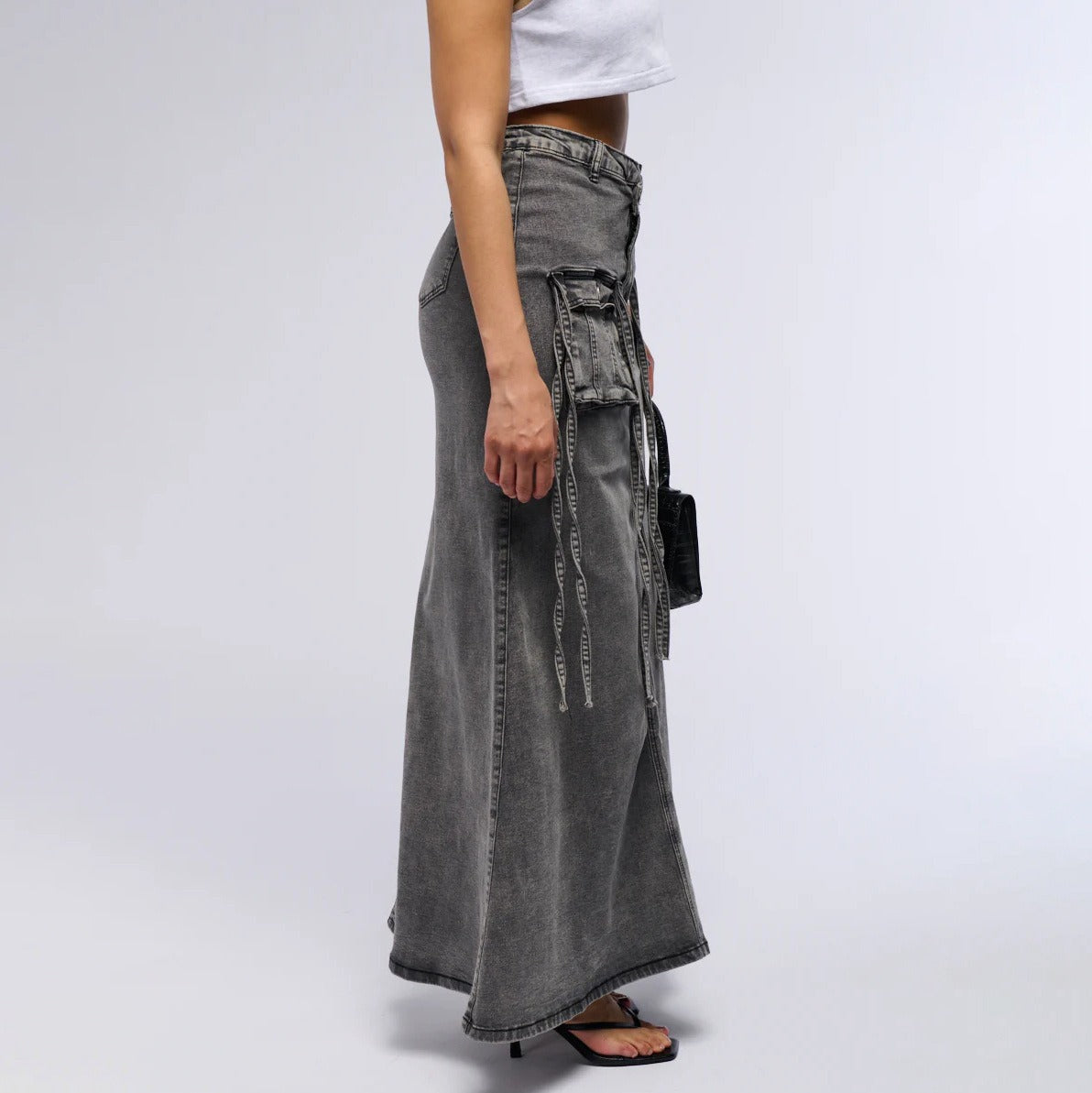 Langer Damenrock aus Denim mit praktischen Taschen im geraden Stil - Renata