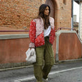 Steppjacke mit Blumenmuster und Ethno-Muster im Steppdesign