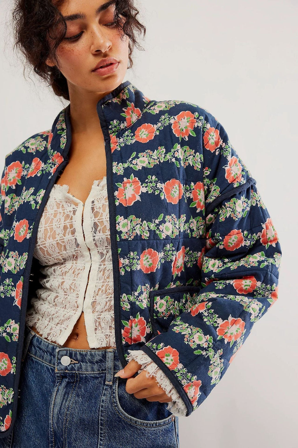 Jacke mit Blumenmuster, Taschen und überschnittenen Schultern