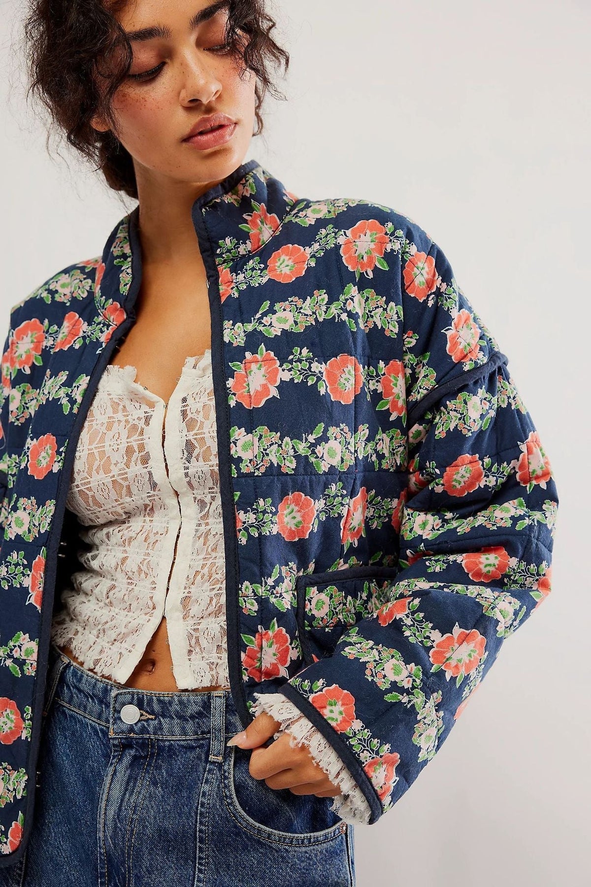 Jacke mit Blumenmuster, Taschen und überschnittenen Schultern