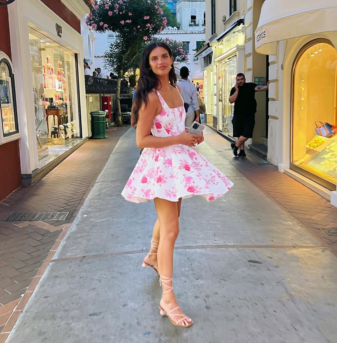 Amelia Florales und zartes Kleid