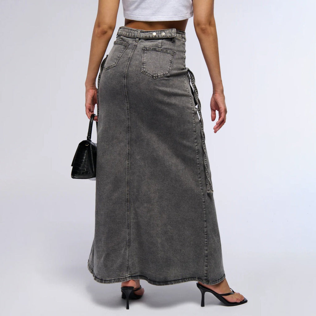 Langer Damenrock aus Denim mit praktischen Taschen im geraden Stil - Renata