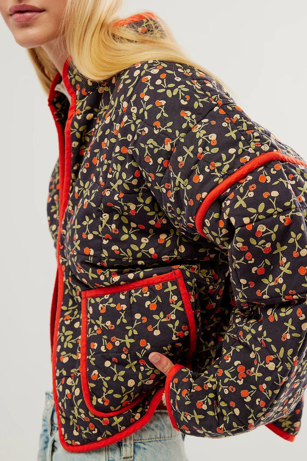 Jacke mit Blumenmuster, Taschen und überschnittenen Schultern