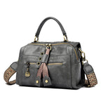 Damen-Umhängetasche aus Kunstleder mit Metallic-Details - Juliette
