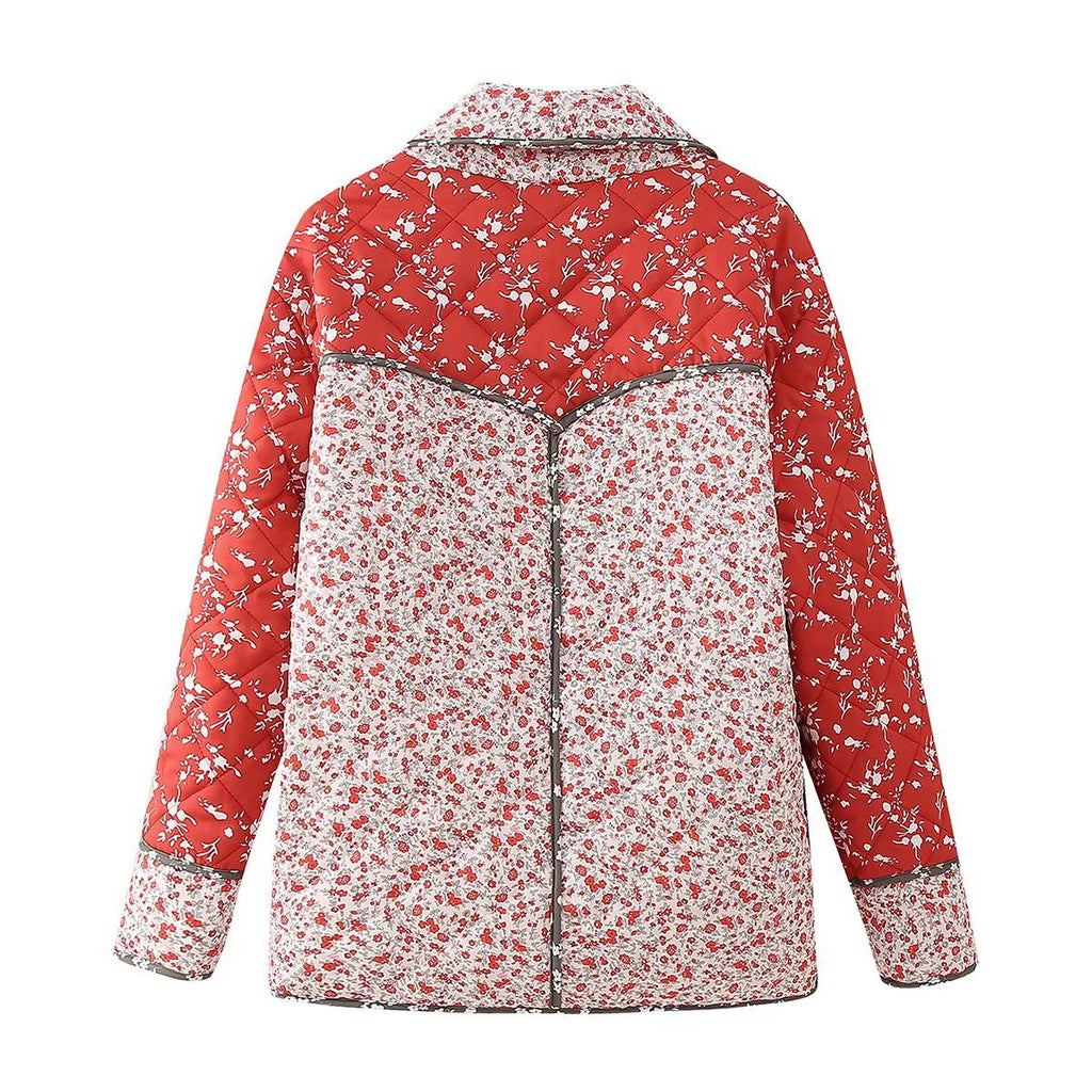 Steppjacke mit Blumenmuster und Ethno-Muster im Steppdesign