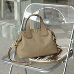 Damenhandtasche aus Kunstleder mit Metallbeschlägen im strukturierten Stil - Marcela