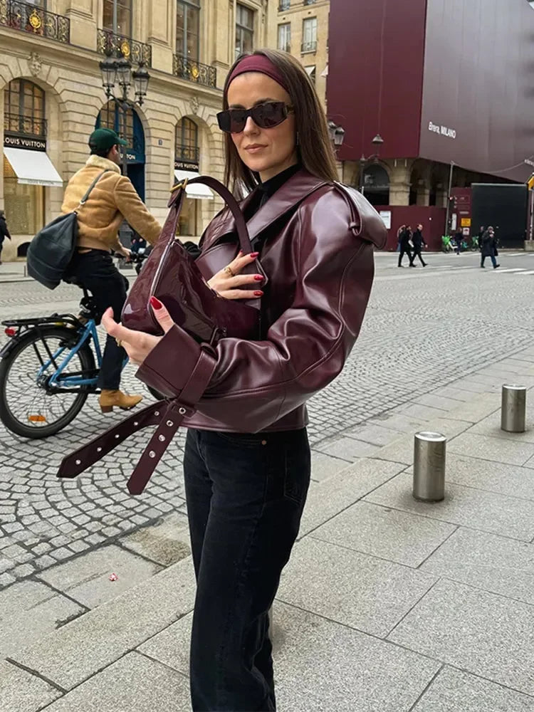 Kurze Lederjacke mit klarer Silhouette