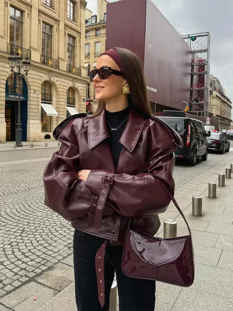 Kurze Lederjacke mit klarer Silhouette