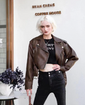 Kurze Lederjacke mit klarer Silhouette