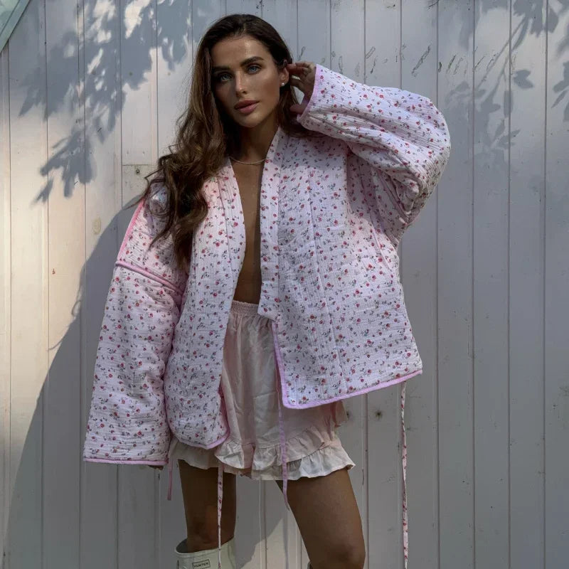 Steppjacke mit Blumenmuster, Schleifendetails und Bindedetails
