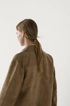 Wildlederjacke mit Knopfverschluss und Taschen