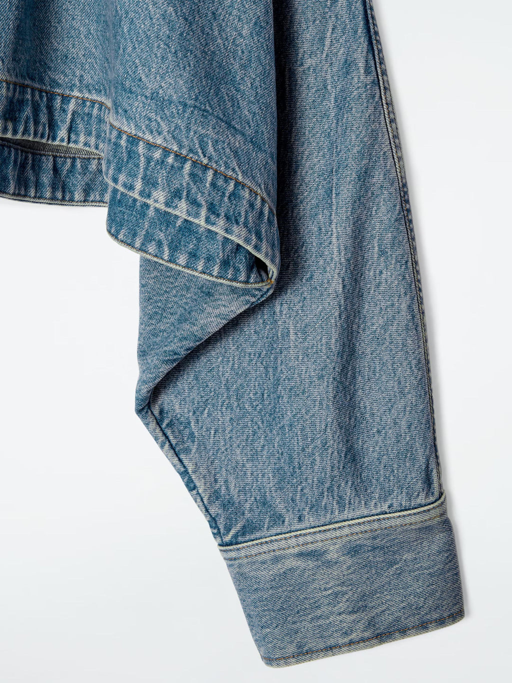 Jeansjacke im Oversize-Schnitt im kurzen Schnitt im Used-Look