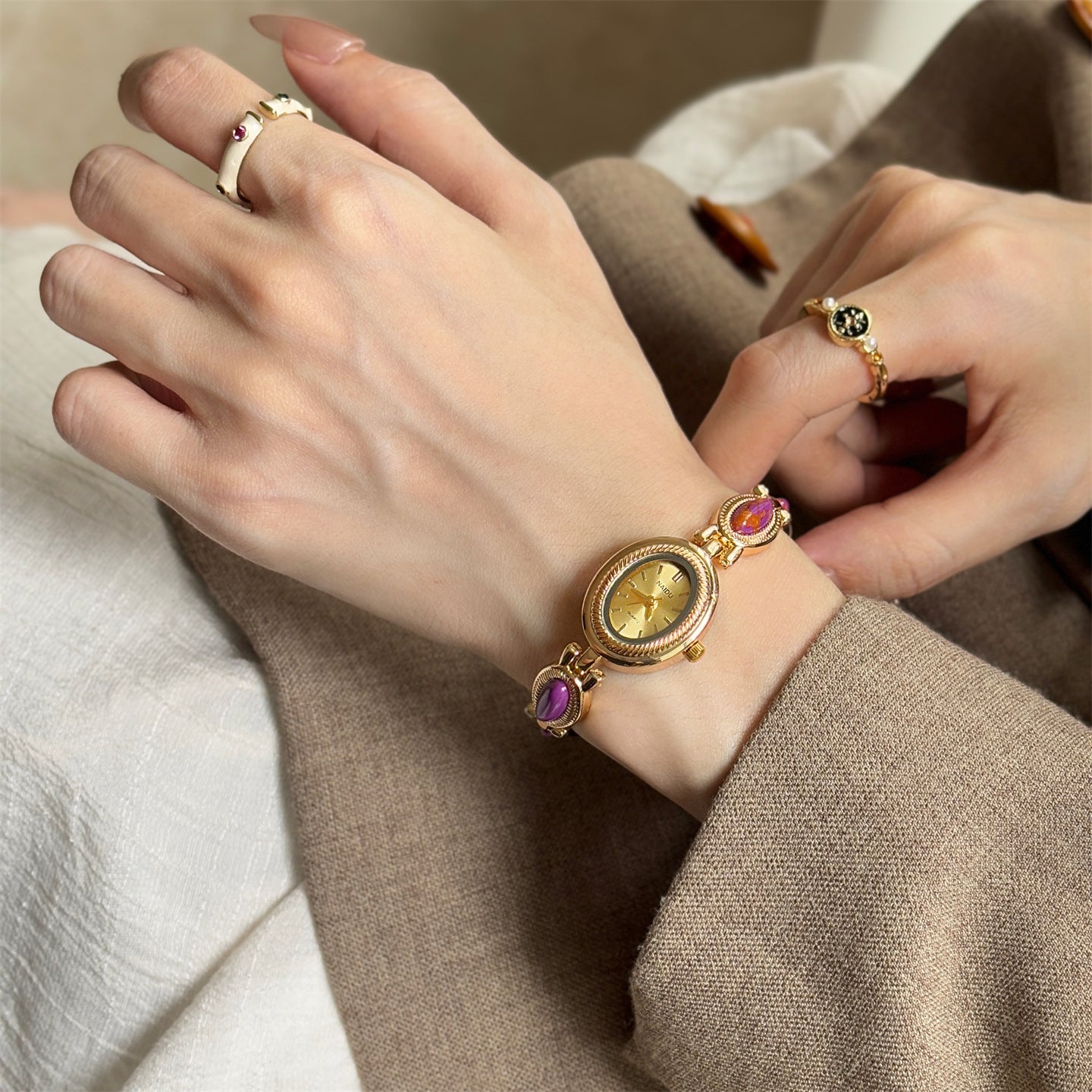 Damenschmuck Armbanduhr mit ovalem Detail - Alviera