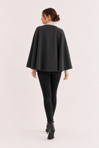 Kurzer Damenmantel im Cape-Stil mit offenem Vorderteil und weiten Ärmeln – Tiffany