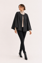 Kurzer Damenmantel im Cape-Stil mit offenem Vorderteil und weiten Ärmeln – Tiffany