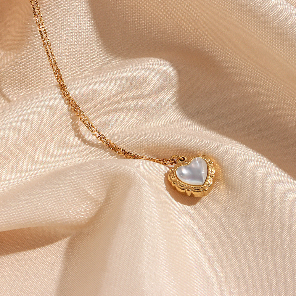 Damen-Halskette mit Herz-Anhänger und feiner Kette
