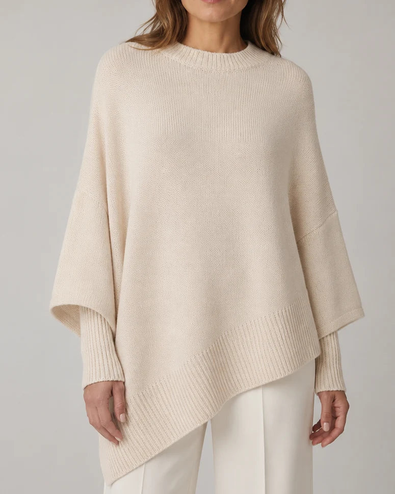 Asymmetrischer Strickpullover mit weiten Ärmeln