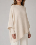 Asymmetrischer Strickpullover mit weiten Ärmeln