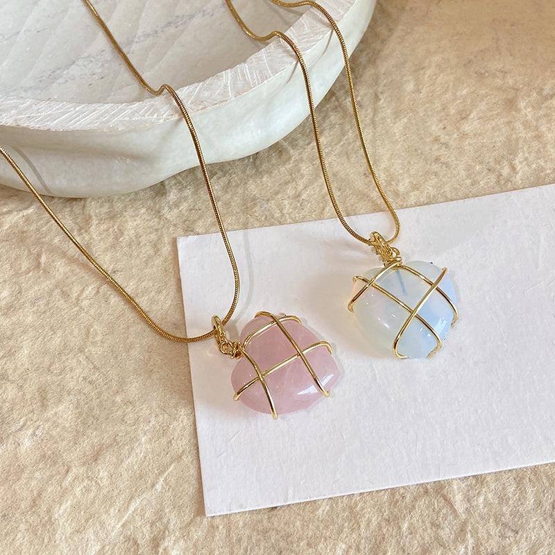 Damen-Halskette mit geometrischem Stein-Anhänger und feiner Kette