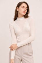 Figurbetontes Langarm-T-Shirt mit kurzem Rollkragen und V-Ausschnitt – Mila