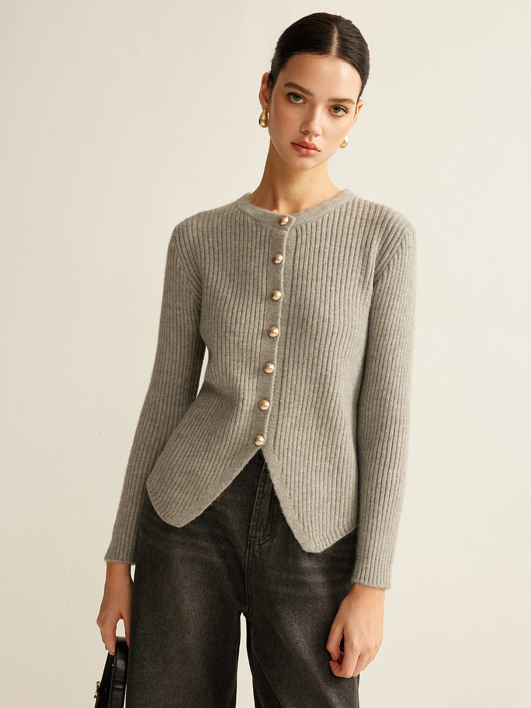 Strickcardigan für Damen mit goldenen Knöpfen – Svea