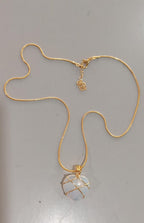 Damen-Halskette mit geometrischem Stein-Anhänger und feiner Kette