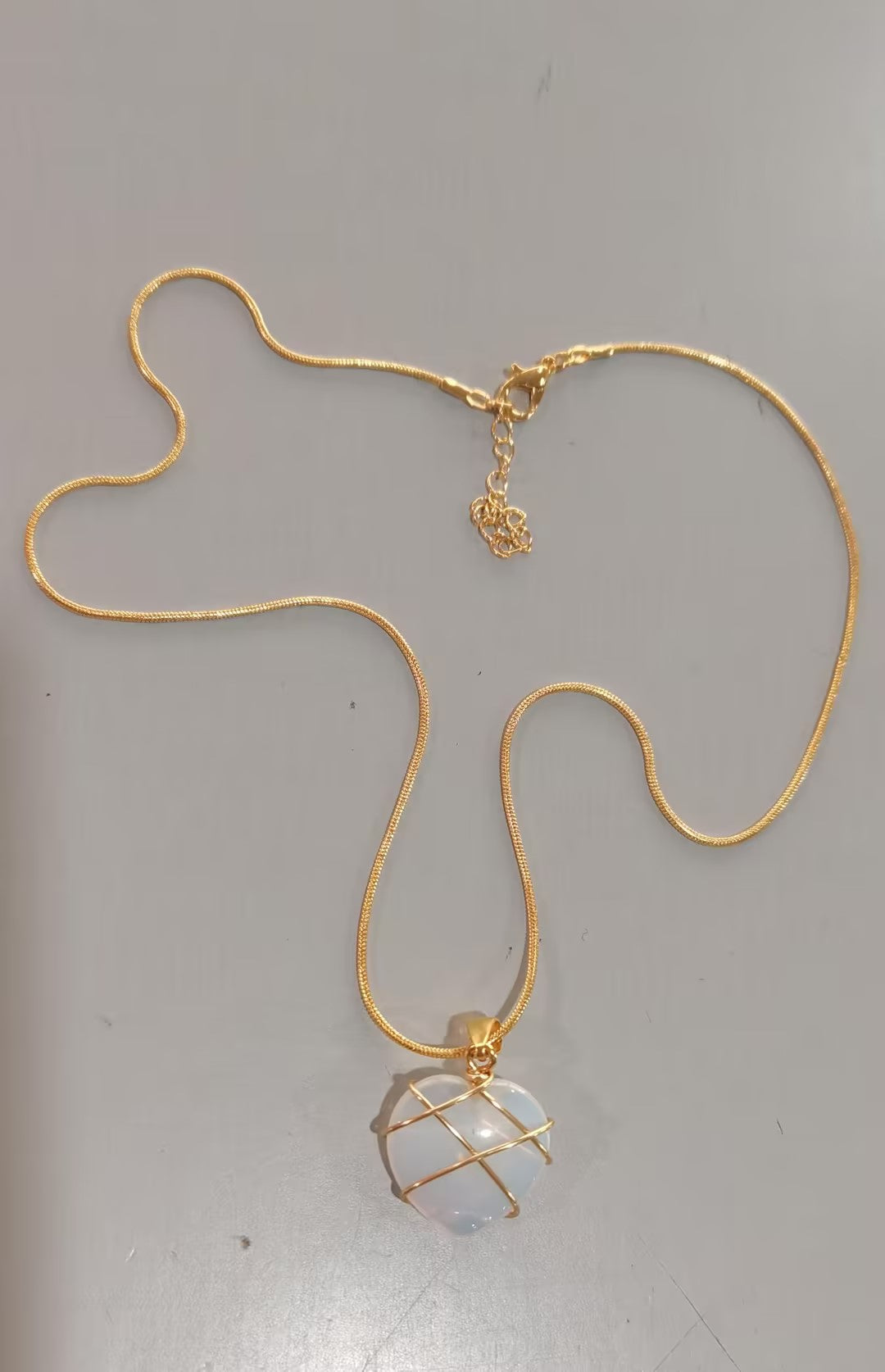 Damen-Halskette mit geometrischem Stein-Anhänger und feiner Kette