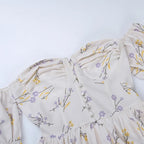 Nancy - Kleines Wickelkleid mit Blumenausschnitt