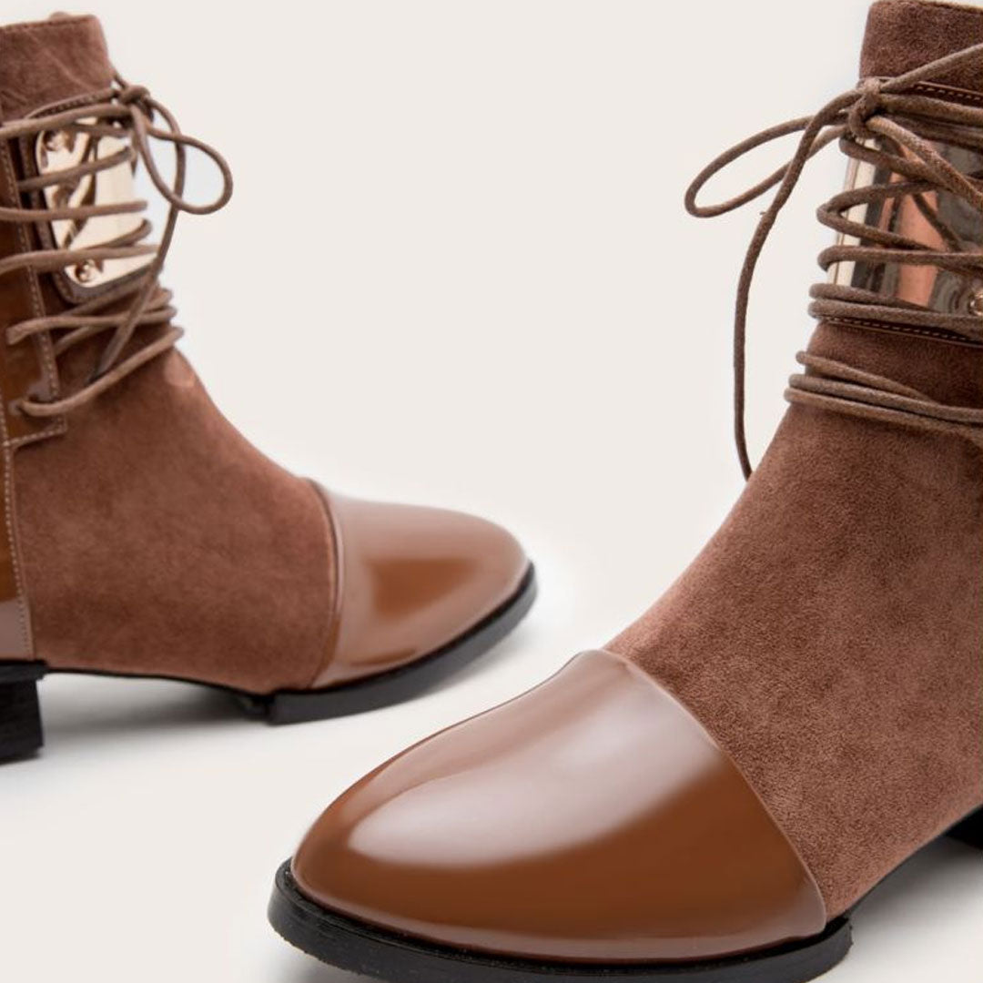 Anny - Schnürstiefel aus Kunstleder mit kontrastierendem Metallbesatz
