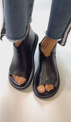 Bequeme und vielseitige flache Sandalen