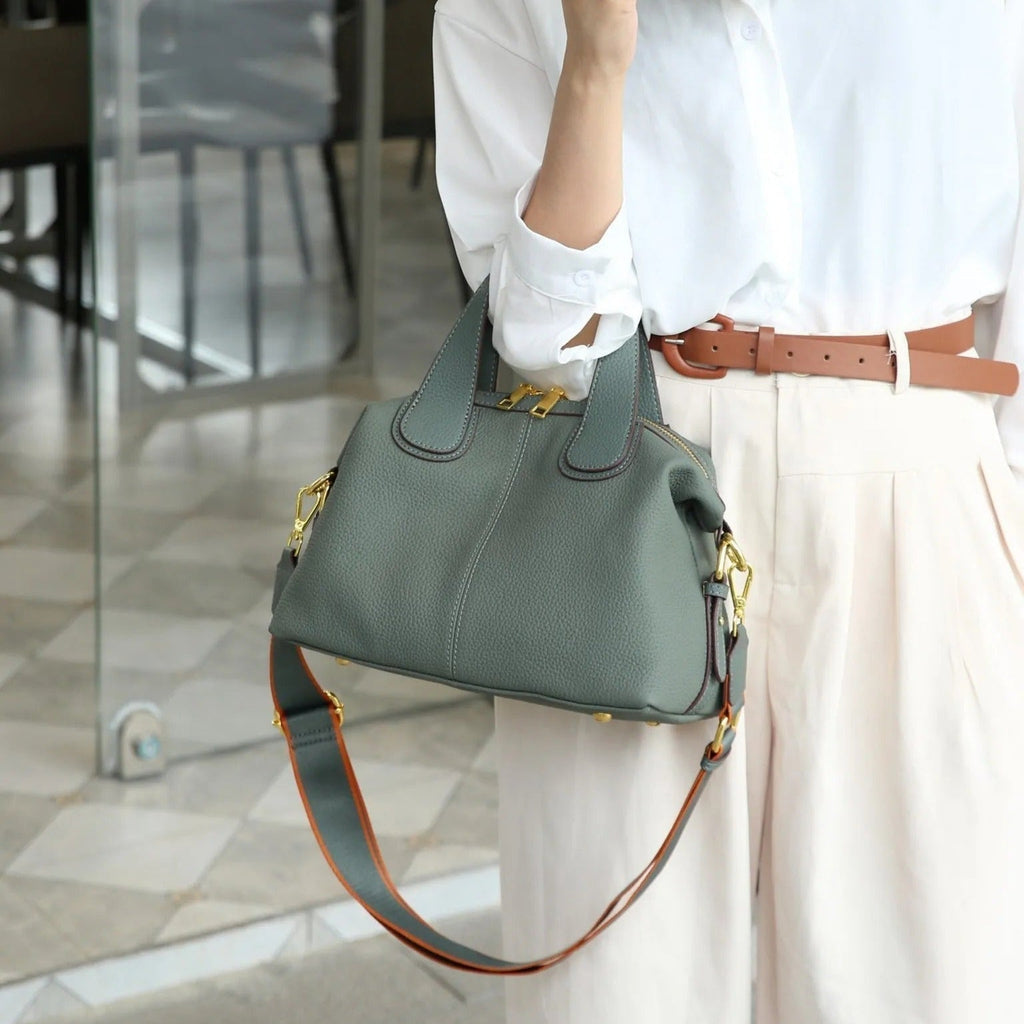 Damenhandtasche aus Kunstleder mit Metallbeschlägen im strukturierten Stil - Marcela