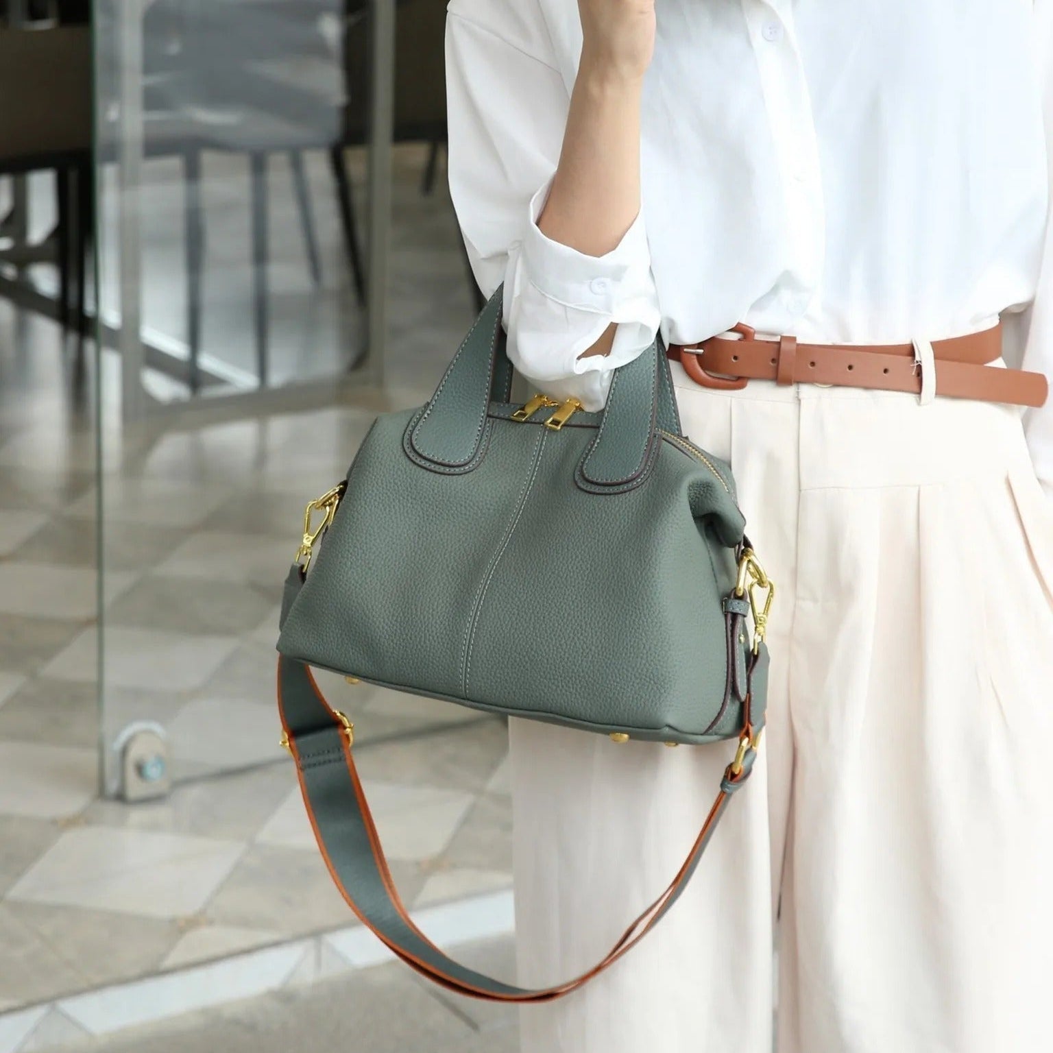 Damenhandtasche aus Kunstleder mit Metallbeschlägen im strukturierten Stil - Marcela