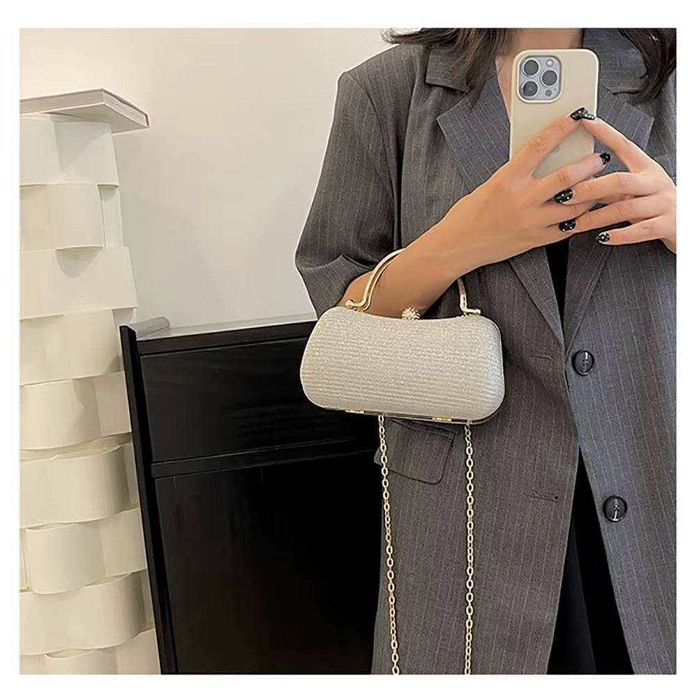 Abendtasche für Damen mit glänzenden Details und schmuckvollem Griff - Dhalia