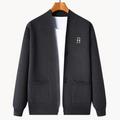 Gerade geschnittene Herrenstrickjacke mit breitem Kragen - Einar