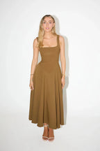 Melody - Neues mittellanges, schlichtes und tailliertes trägerloses Kleid