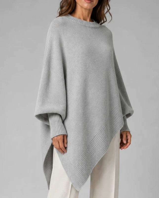 Asymmetrischer Strickpullover mit weiten Ärmeln