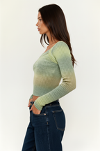 Grüner Pullover mit Statement-Design