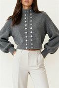 Grauer Pullover mit modernem Strickdesign