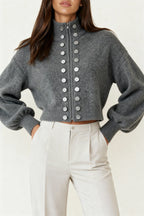 Grauer Pullover mit modernem Strickdesign