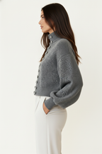 Grauer Pullover mit modernem Strickdesign