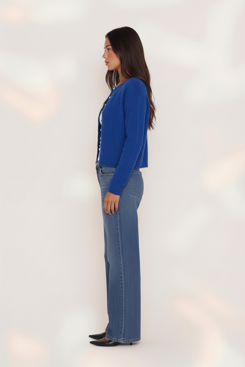 Blaue Strickjacke mit Knöpfen