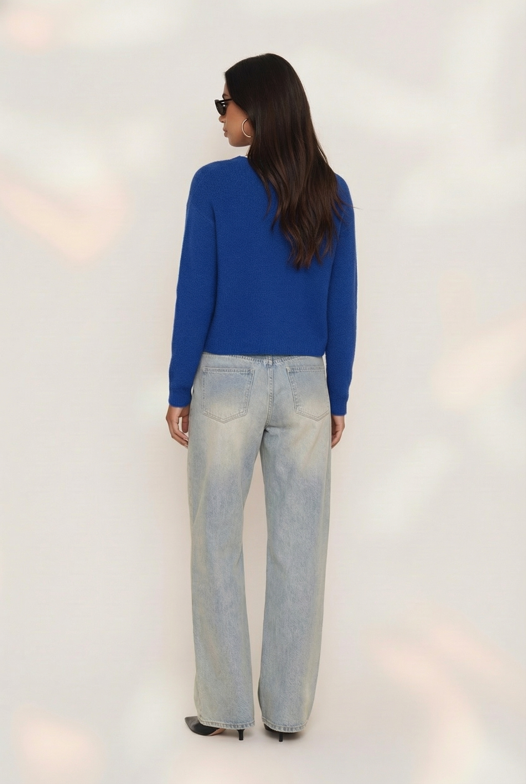 Blaue Strickjacke mit Knöpfen