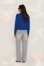 Blaue Strickjacke mit Knöpfen