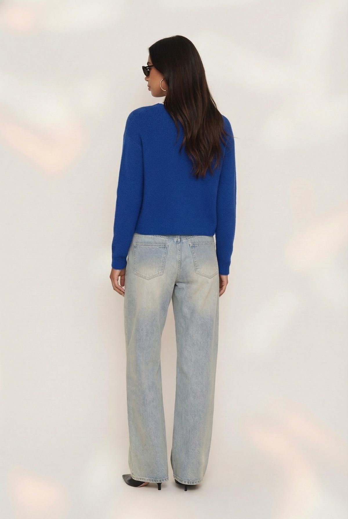Blaue Strickjacke mit Knöpfen