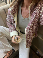 Jacke mit Blumenmuster, Taschen und überschnittenen Schultern in Lila