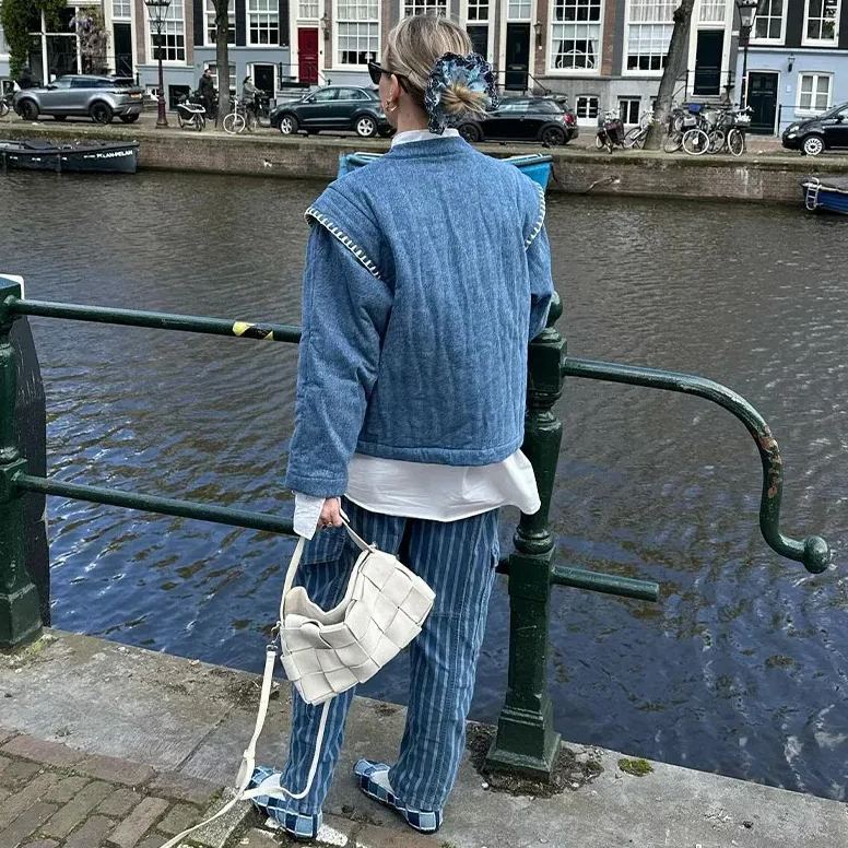 Jeansjacke mit Blumenstickerei und Stehkragen
