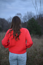 Rote Strickjacke