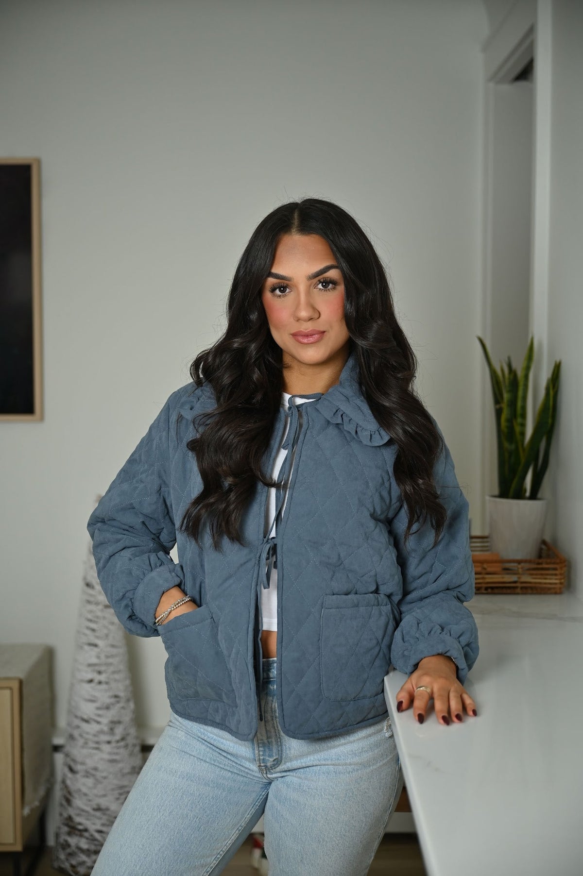 Schwarze Steppjacke mit floralem Print