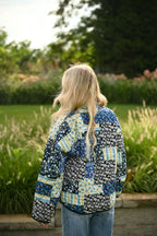 Schwarze Steppjacke mit Blumenmuster